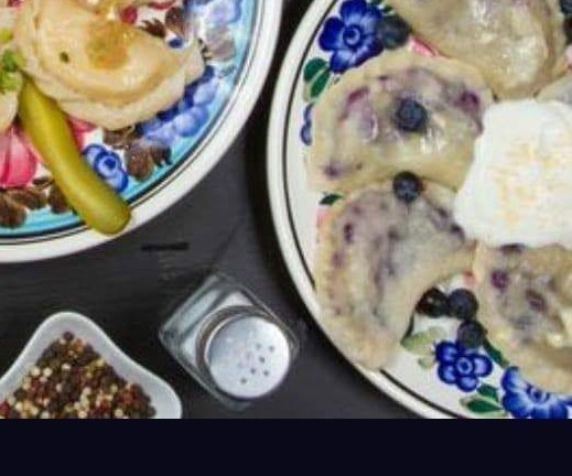 Pierogi jagodowe ze śmietaną i borówkami