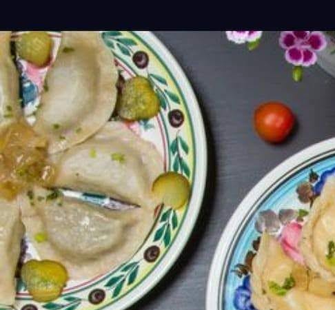 Pierogi mięsne z cebulką i ogórkiem
