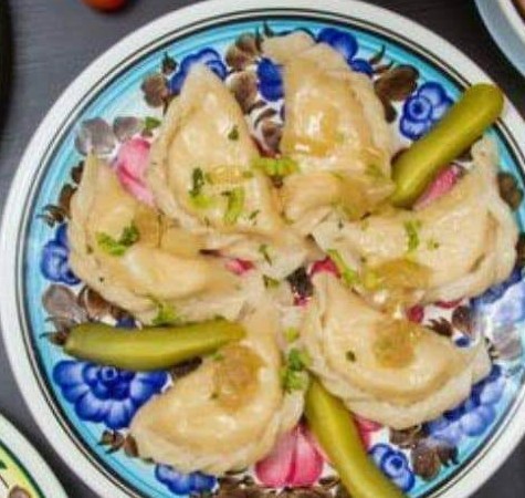 Pierogi z cebulką na folkowych talerzach