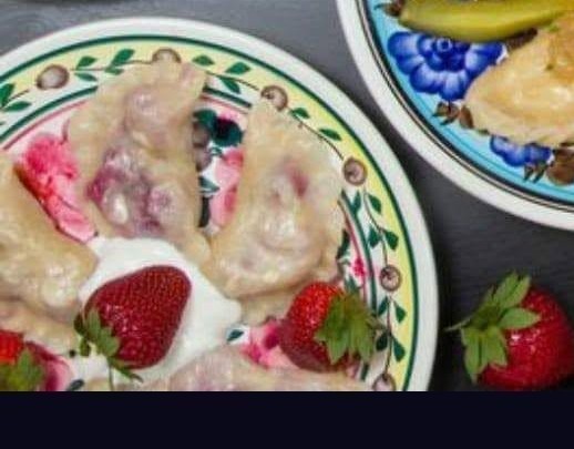 Pierogi truskawkowe ze śmietaną i świeżymi truskawkami