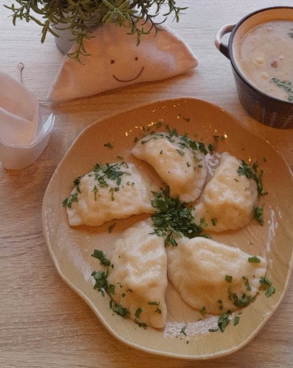 Sześć pierogów z pietruszką i zupa dnia